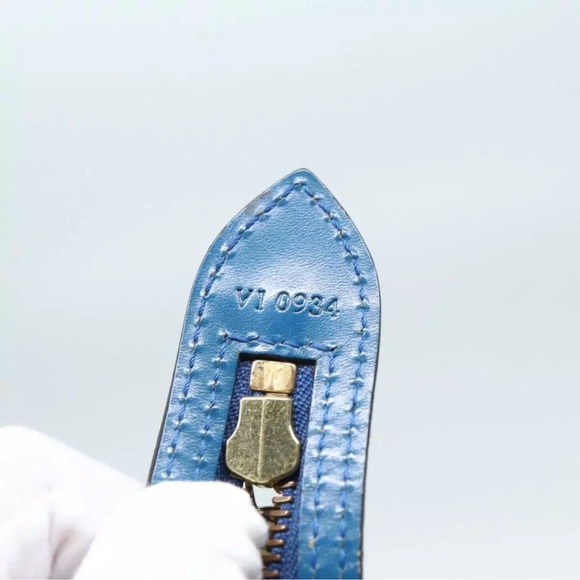 Auth Louis Vuitton Blue Epi Tote, gently loved in Good condition 😍🇫🇷 Final
price - Picture 10 of 17